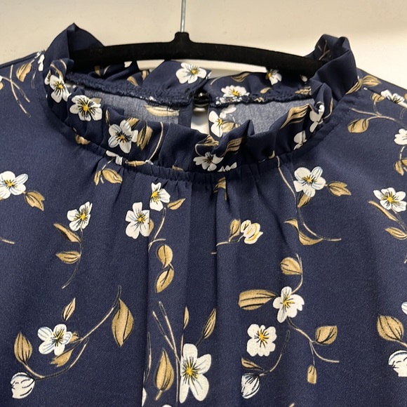 Super flattering navy floral dress - Picture 6 of 7